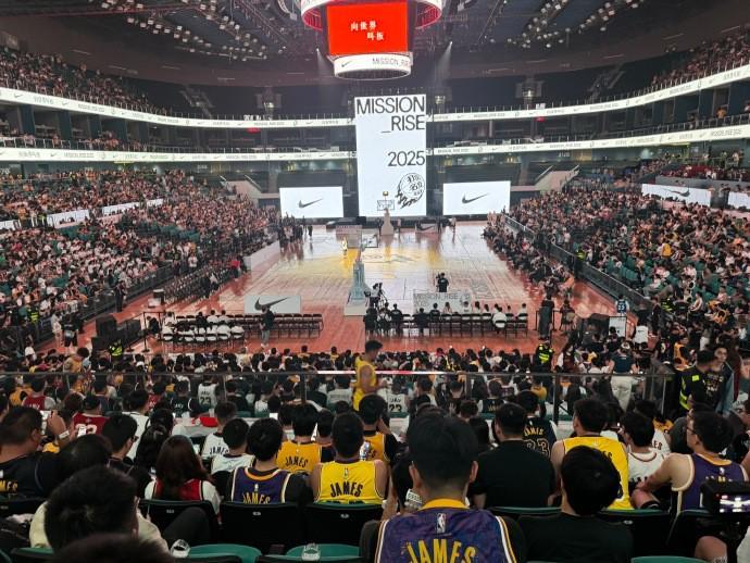 人山人海，詹姆斯中国行成都高新体育馆现场几乎座无虚席